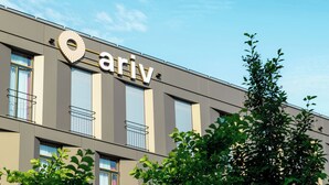 Un edificio con un letrero que dice "ariv" y un logotipo circular arriba del texto.