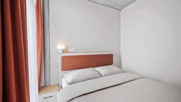 Escritorio, tabla de planchar con plancha, wifi gratis y ropa de cama