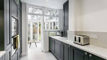 Rumah Basic, Beberapa Tempat Tidur | Dapur pribadi | Lemari es, microwave, oven, dan kompor