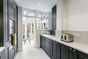 Casa Basic, letti multipli | Cucina privata | Frigorifero, microonde, forno, piano cottura