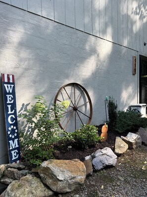 A welcome sign with a wooden wheel and a house number 179. - Deer Run Cottage - Spacious 4BR Mountain Retreat (Laurel Bloomery)