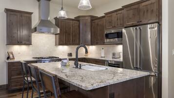 Townhouse, 4 kamar tidur | Dapur pribadi | Lemari es, oven, mesin pembuat kopi/teh, dan ketel listrik