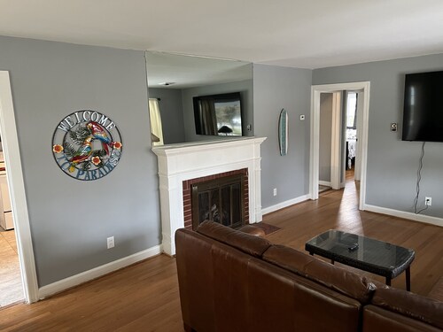 Tri - Level Residential Home; Pet Friendly, Wifi, Off Street Parking 4 Bedroom Home by RedAwning