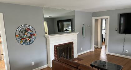 Tri - Level Residential Home; Pet Friendly, Wifi, Off Street Parking 4 Bedroom Home by RedAwning