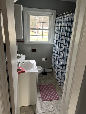 House, 5 Bedrooms | Bathroom | Towels, shampoo - Tri - Level Residential Home; Pet Friendly, Wifi, Off Street Parking 4 Bedroom Home by RedAwning (Norfolk)