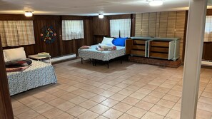 House, 5 Bedrooms | 5 bedrooms, free WiFi - Tri - Level Residential Home; Pet Friendly, Wifi, Off Street Parking 4 Bedroom Home by RedAwning (Norfolk)