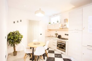 冷蔵庫、オーブン、コンロ、電気ポット