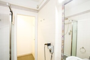 Dusche, Haartrockner, Bidet, Handtücher
