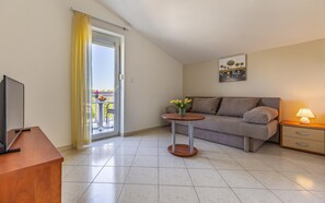 Apartment | Living area | 50-cm flat-screen TV with satellite channels - Apartments Rocco 1 (Medulin)