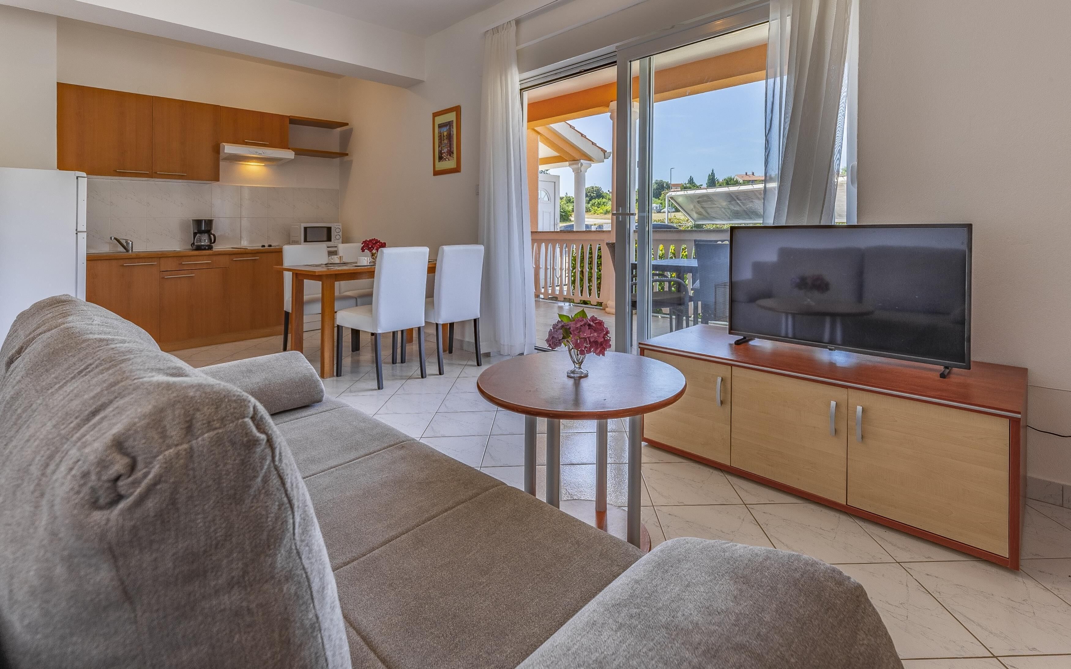 Apartment | Wohnbereich | 50-cm-Flachbildfernseher mit Satellitenempfang