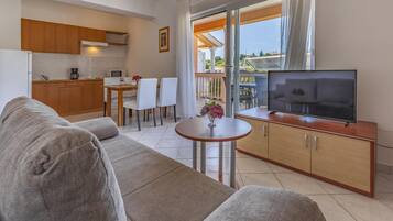 Apartment | Wohnbereich | 50-cm-Flachbildfernseher mit Satellitenempfang