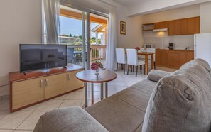 Apartment | Living area | 50-cm flat-screen TV with satellite channels - Apartments Rocco 1 (Medulin)