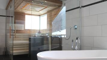 Penthouse | Kamar mandi | Pengering rambut, jubah mandi, sabun, dan sampo