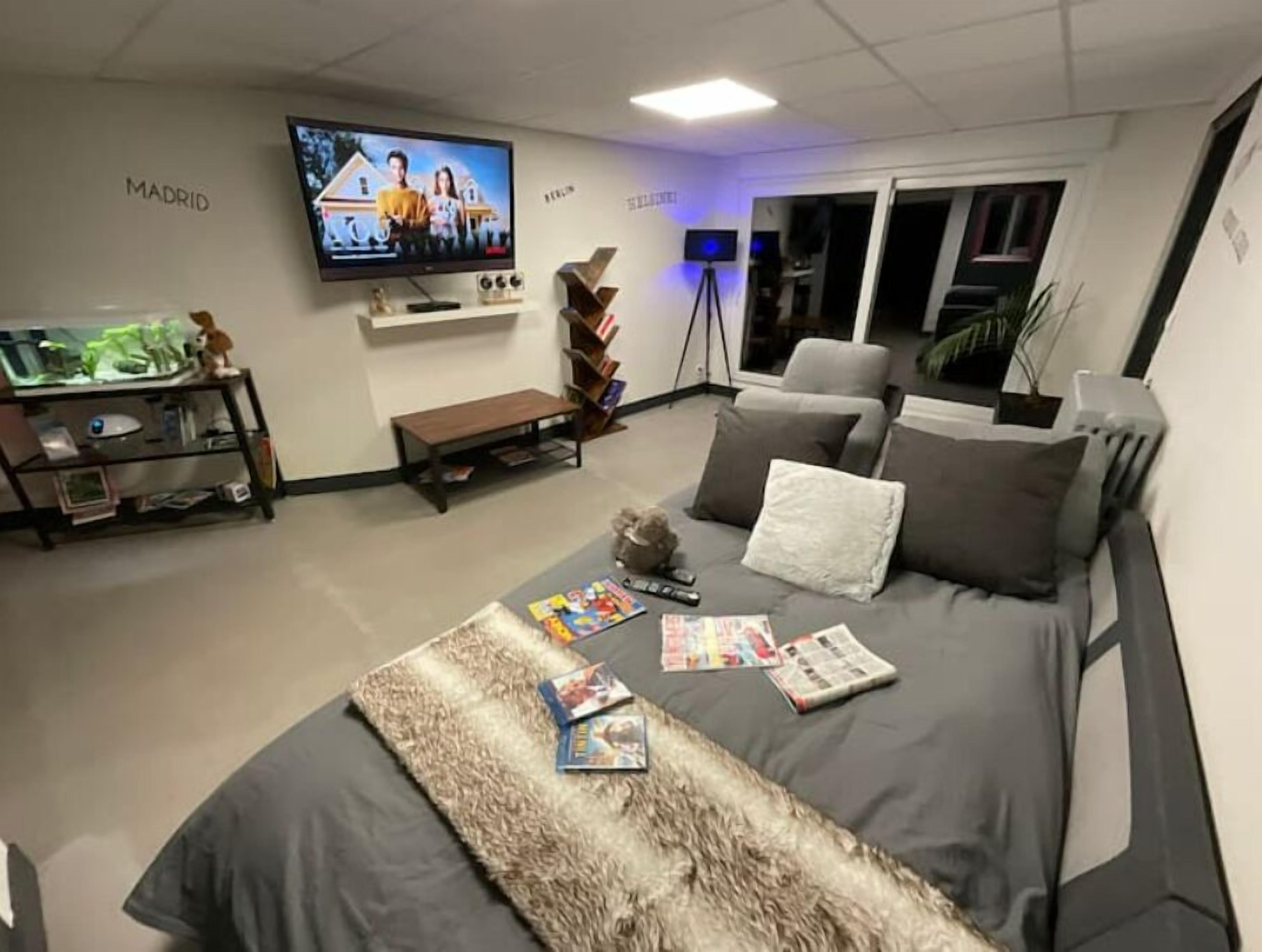 2 Schlafzimmer, Schreibtisch, Bügeleisen/Bügelbrett, Reisekinderbett