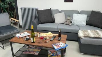 TV connectée, lecteur de DVD, baby-foot, livres