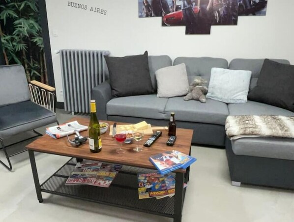 Televisor intel·ligent, reproductor de DVD, futbolí i llibres 