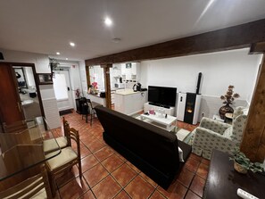 تلفزيون ذكي، مدفأة، مشغل دي في دي، ستيريو