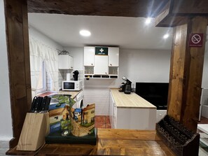 ثلاجة، ميكروويف، موقد طهي مسطح، ماكينة لصنع القهوة/الشاي