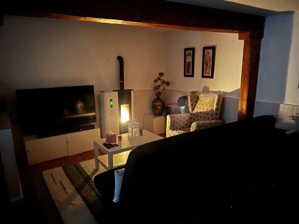 Smart TV, fireplace, DVD player, stereo