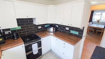 Rumah | Dapur pribadi | Lemari es, microwave, oven, dan kompor