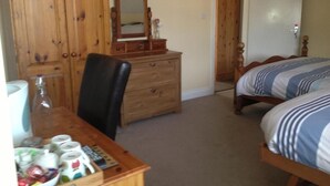 Iron/ironing board (on request), WiFi (free) - 287 green lanes  (London)