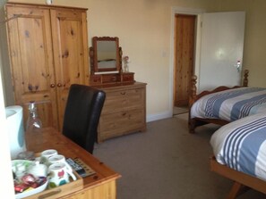 Iron/ironing board, free WiFi - 287 green lanes (London)