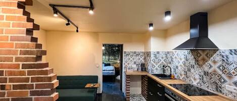 Fridge, oven, stovetop, coffee/tea maker