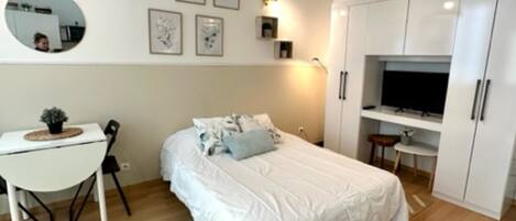 Strykjärn/strykbräda, wi-fi och sängkläder