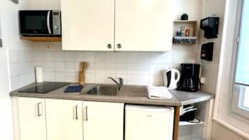 Een microgolfoven, een oven, een kookplaat