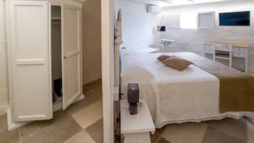 2 bedrooms, down duvets, in-room safe, bed sheets