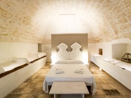 Suite superior, piscina privada, vistas al patio | Edredones de plumas, caja fuerte, ropa de cama