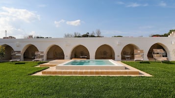 Suite Superior, piscina privata, vista mare | Copriletto in piuma, una cassaforte in camera, lenzuola