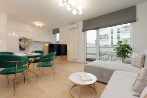 Apartment, 2 Schlafzimmer, 2 Bäder, Gartenblick | Wohnzimmer
