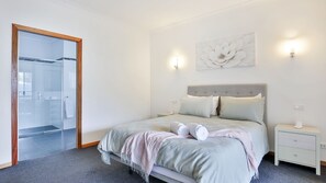 3 makuuhuonetta, työpöytä, silitysrauta/-lauta, vauvan matkasänky
