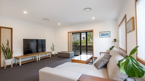 Smart TV, stereo - Tangerine - Pet Friendly - 3 Mins Walk to Beach (Sanctuary Point)