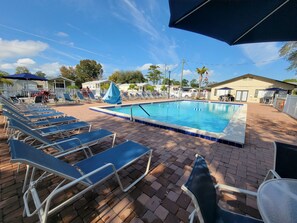 Utomhuspool och uppvärmd pool