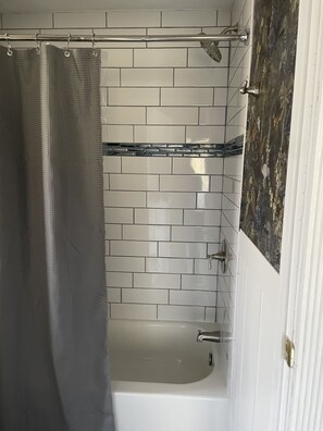 Secadora de cabello, toallas, jabón, papel de baño