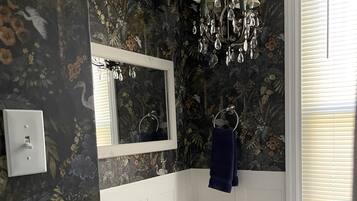 Haartrockner, Handtücher, Seife, Toilettenpapier