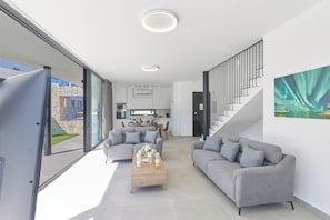 Villa, 3 habitaciones, alberca privada, vista al jardín | Área de sala de estar