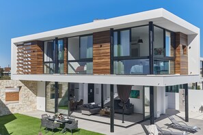 Vila, 3 quartos, piscina particular, vista para o jardim | Fachada