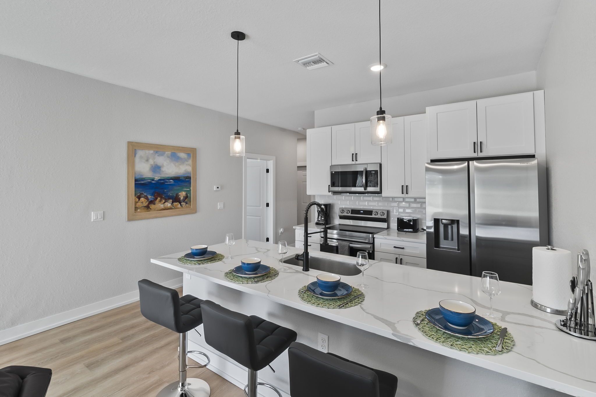 Réfrigérateur, micro-ondes, four, plaque de cuisson