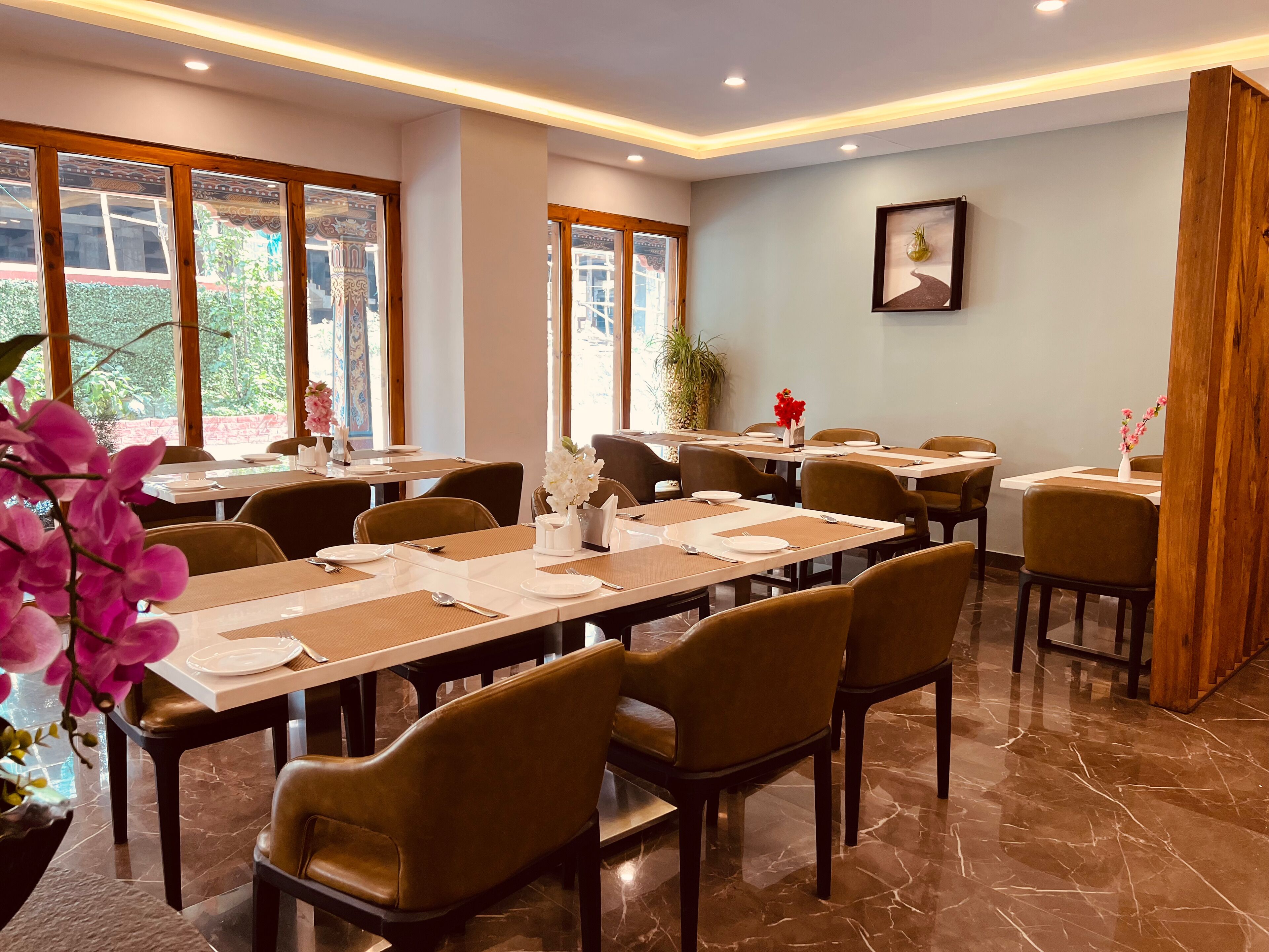 Petit déjeuner buffet (6 USD par personne)