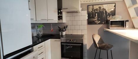 Køleskab, mikrobølgeovn, ovn, kogeplade