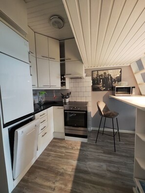 Kjøleskap, mikrobølgeovn, ovn og kokeplater