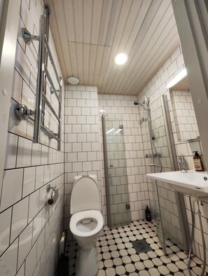 Amenidades de baño gratuitas, secadora de cabello, toallas, jabón