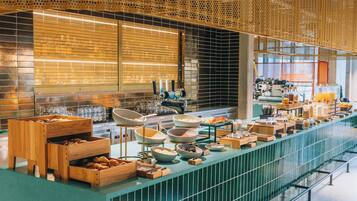 Daily buffet breakfast (GBP 19.50 per person)