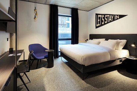 Deluxe Studio | Desk, laptop workspace, blackout drapes, soundproofing. The Social Hub Glasgow