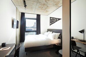 Escritorio, espacio para trabajar con un portátil, cortinas opacas