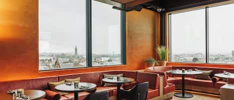 2 restaurantes; se sirve cocina mexicana