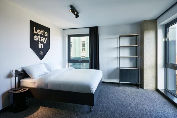 Desk, laptop workspace, blackout curtains, soundproofing - The Social Hub Glasgow (Glasgow)